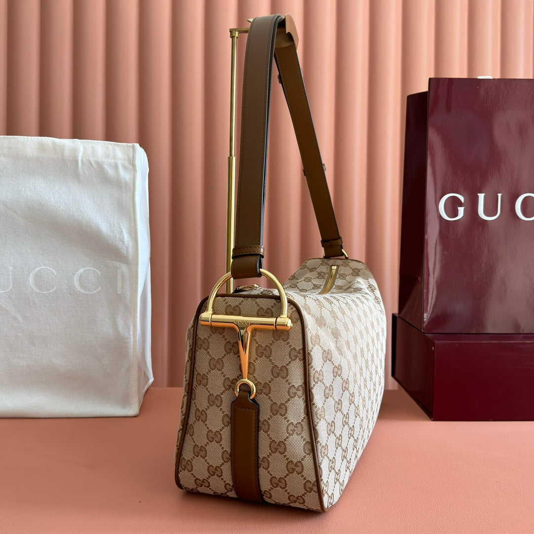 Fully packaged and presented in original condition, the Gucci Half Horsebit series reinterprets one of the brand's most iconic elements in a modern style. This series cleverly blends casual silhouettes with the iconic half-horsebit buckle accessory, which