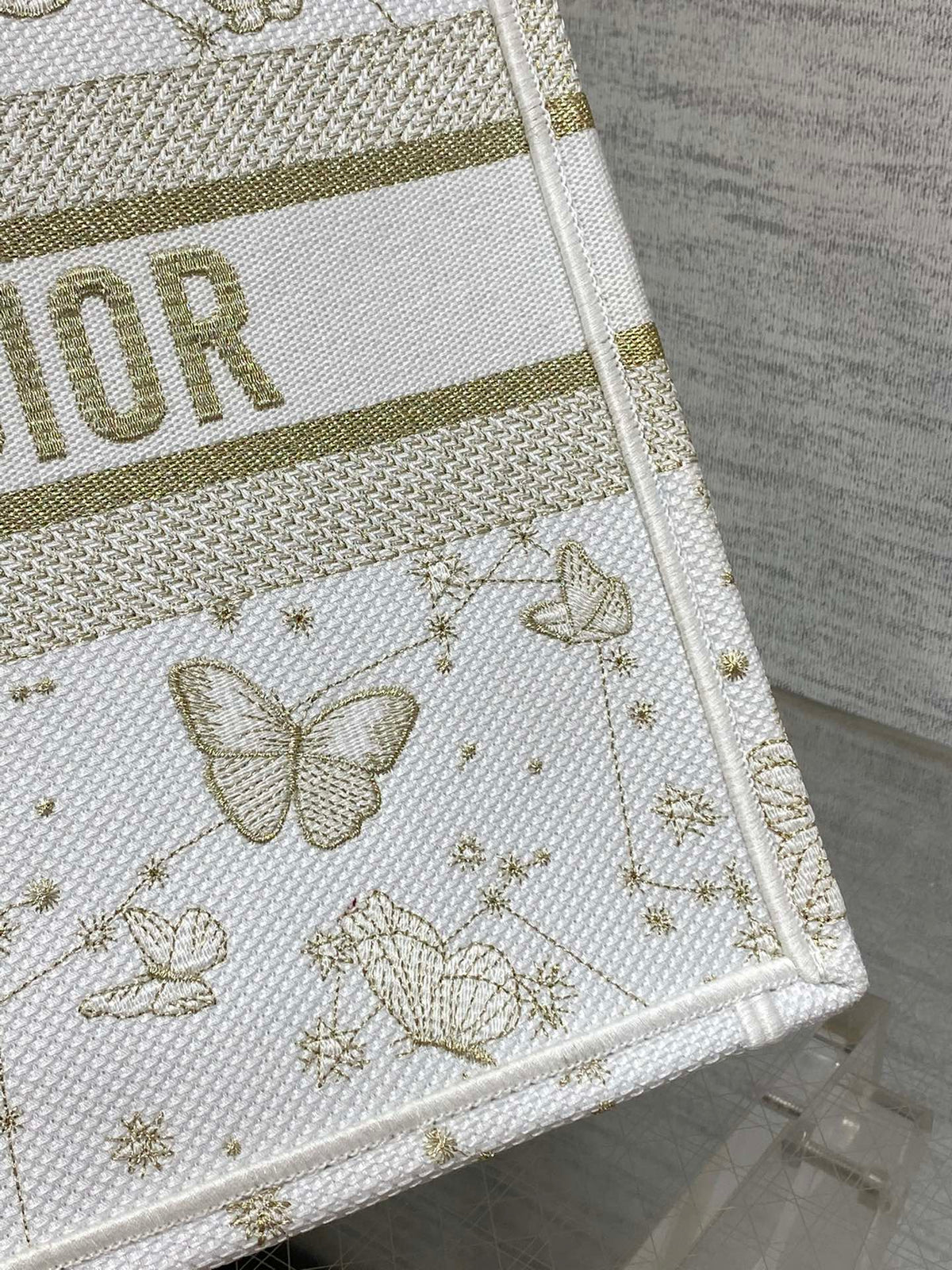 Tote's latest white gold butterfly series is elegant and grand, with glowing artworks displayed alone. The unique pixel style and exquisite yet cute embroidery make the entire bag very eye-catching. The large capacity design and concave shaped artifact
