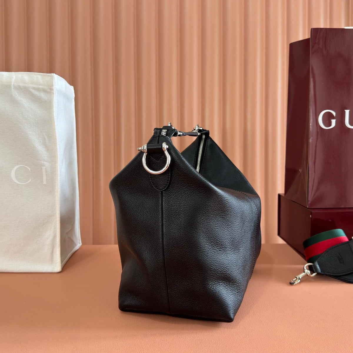 Equipped with a complete set of packaging, the 2026 Spring/Summer collection is newly launched. The Brera collection is named after Milan's historic art district, blending casual elegance and versatile practicality. This handbag is made of lightweight