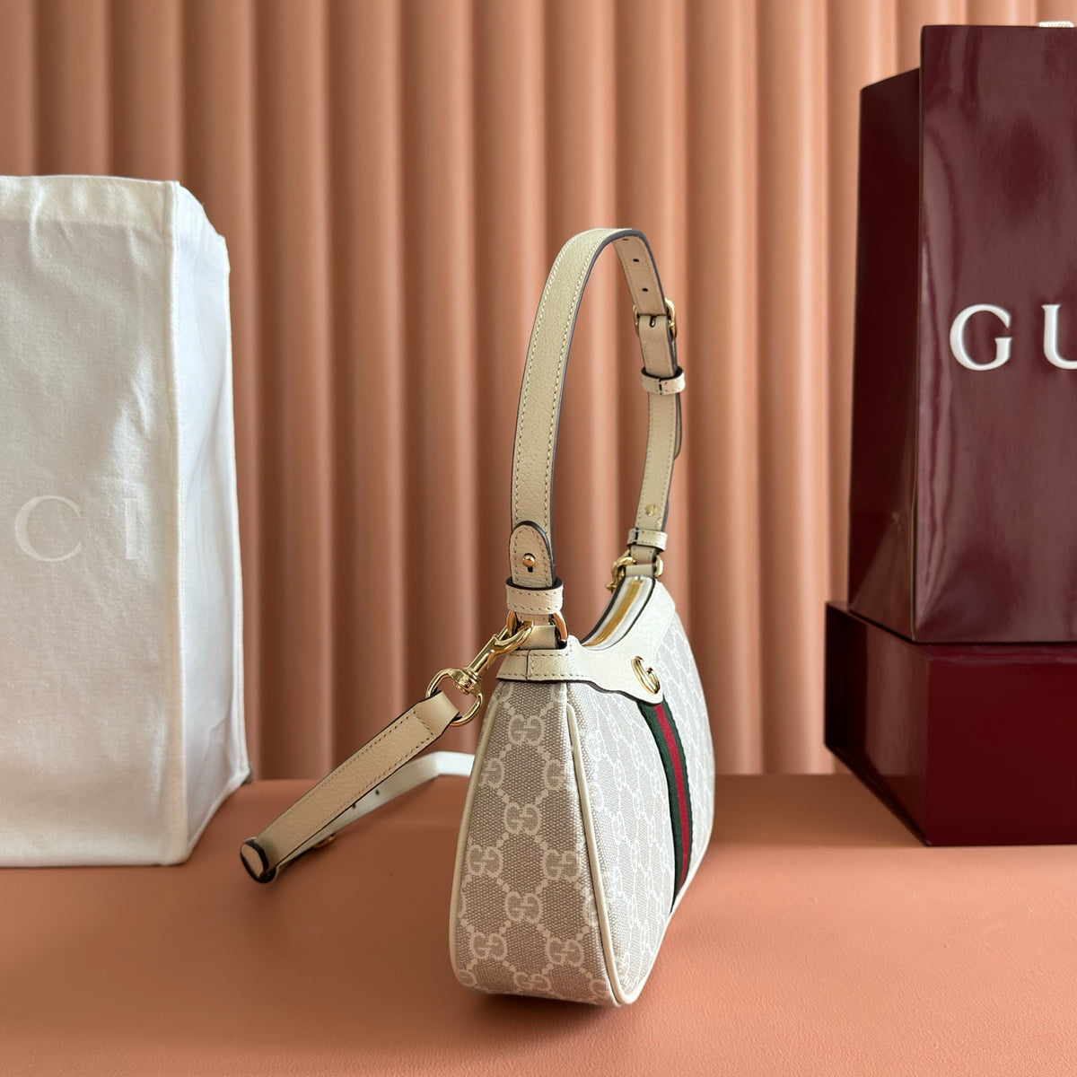 Equipped with a complete set of original packaging, the new Ophidia series presents a striking new silhouette and function. With the iconic beige and brown color scheme, it ingeniously interprets the innovative bag items with soft texture