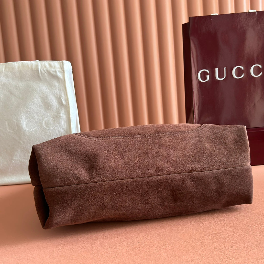 This Gucci Softbit series shoulder bag seamlessly integrates the brand's classic equestrian style with a large half-horse buckle design. This large shoulder bag comes with a detachable clutch bag