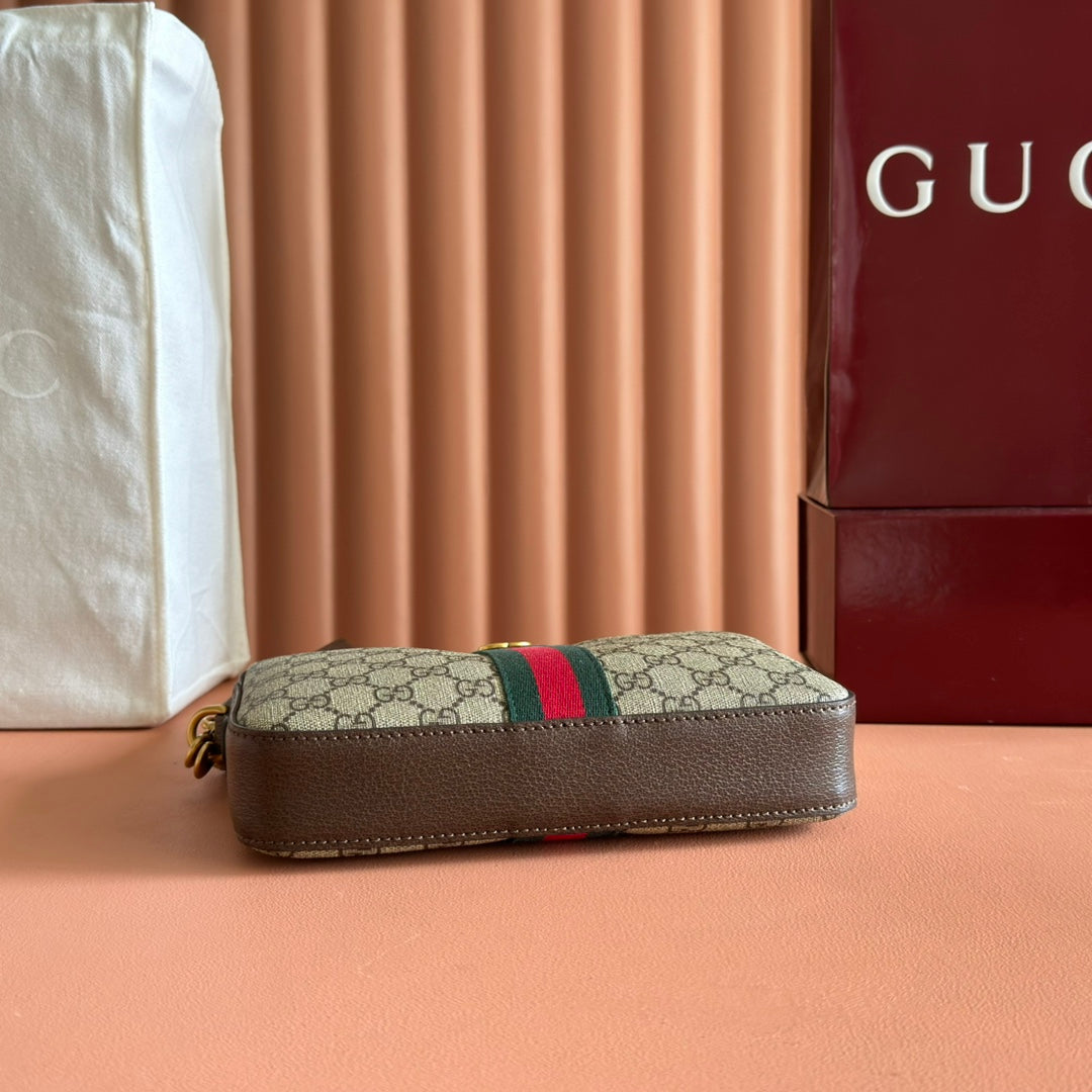 Original leather with full set of packaging, Ophidia series GG shoulder bag 9C2ST. This Ophidia series shoulder bag inherits the timeless design, crafted with traditional beige and ebony GG Supreme canvas materials inspired by vintage designs from the