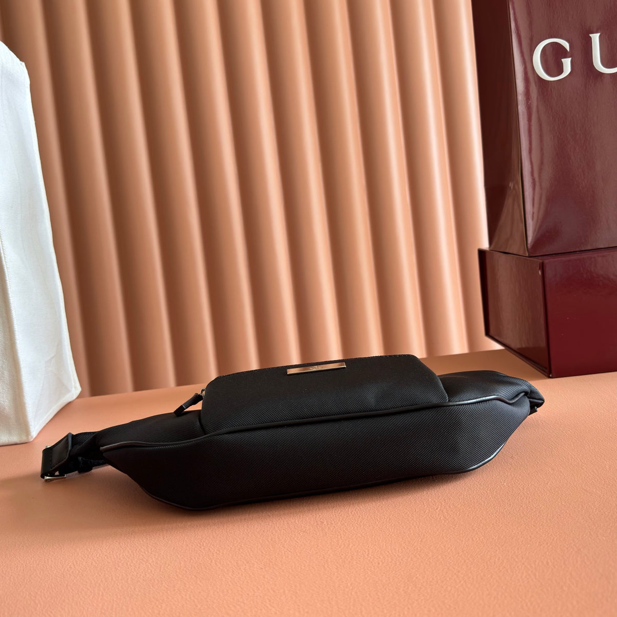 Original leather configuration with complete packaging. This item comes from the Gucci imavera series and Gucci Tag series. The design is synchronized with the city rhythm, color scheme, and compact shape, making this mini handbag a fashionable item for