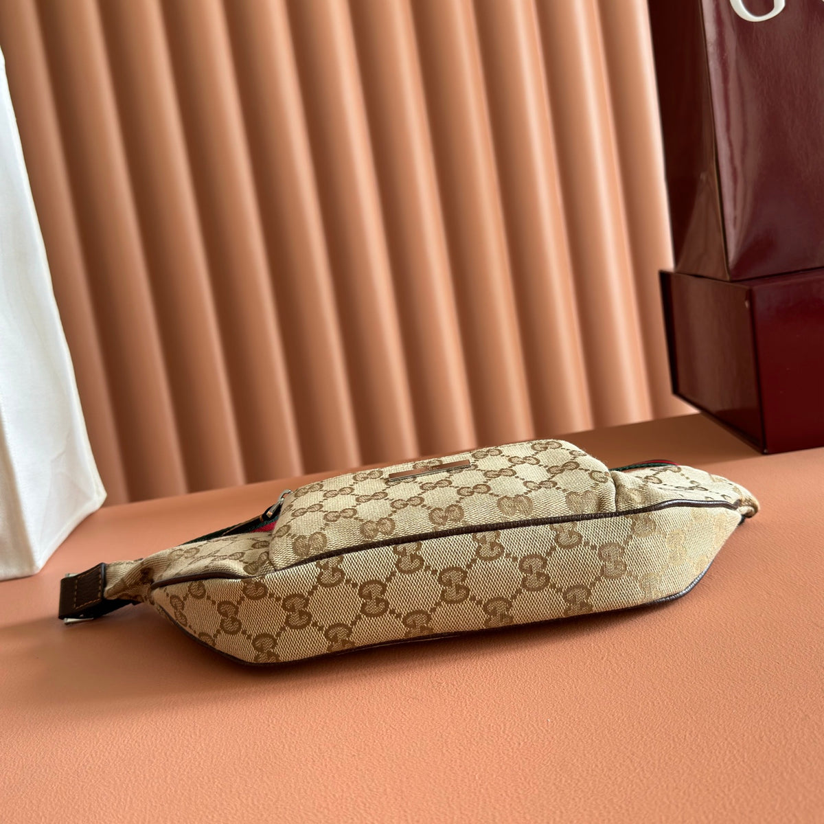 Original leather configuration with complete packaging. This item comes from the Gucci imavera series and Gucci Tag series. The design is synchronized with the city rhythm, color scheme, and compact shape, making this mini handbag a fashionable item for