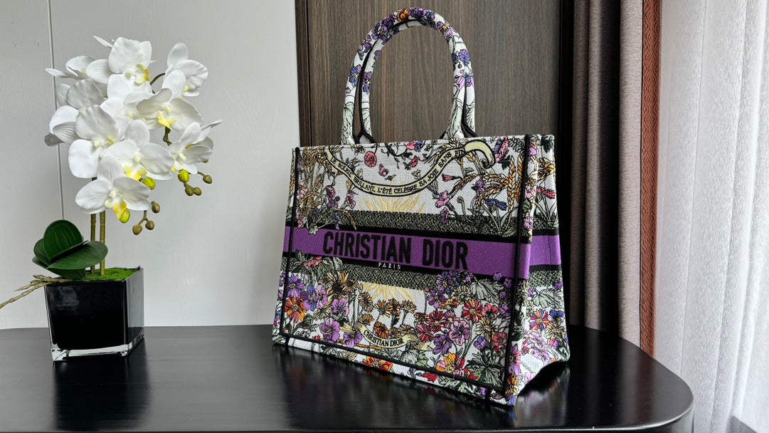 Di.or's latest four season collection of Tote features natural element embroidery that is elegant and grand. Placed separately, it is a glowing artwork with a unique pixel style. The exquisite and cute embroidery makes the entire bag very eye-catching