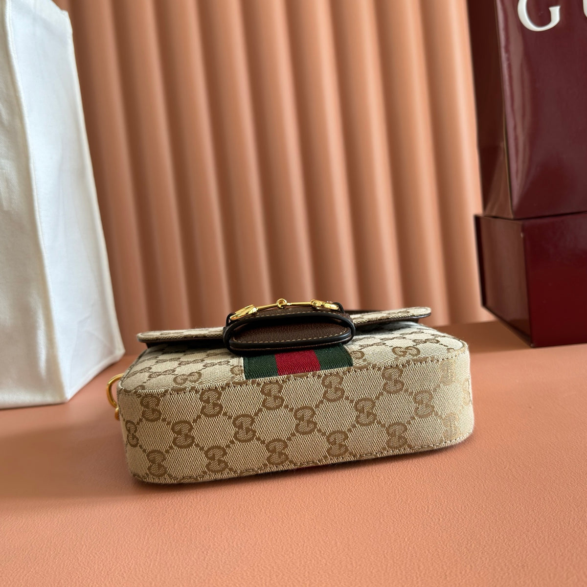 Comes with a full set of original packaging, the Gucci Horsebit 1955 series handbag from the 2026 Spring/Summer collection is newly launched. It interprets with a soft and smooth silhouette. The bag body is crafted from lightweight and crisp GG canvas