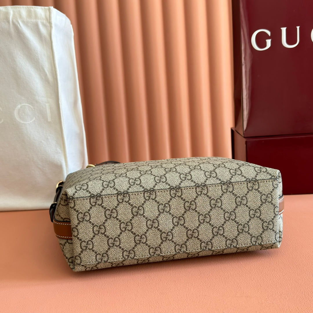 Comes with a full set of original packaging, the GG Emblem series redefines the brand's timeless elegance and exquisite craftsmanship. This shoulder bag features a signature GG monogram pattern on coated fabric, paired with a woven strap and cotton lining