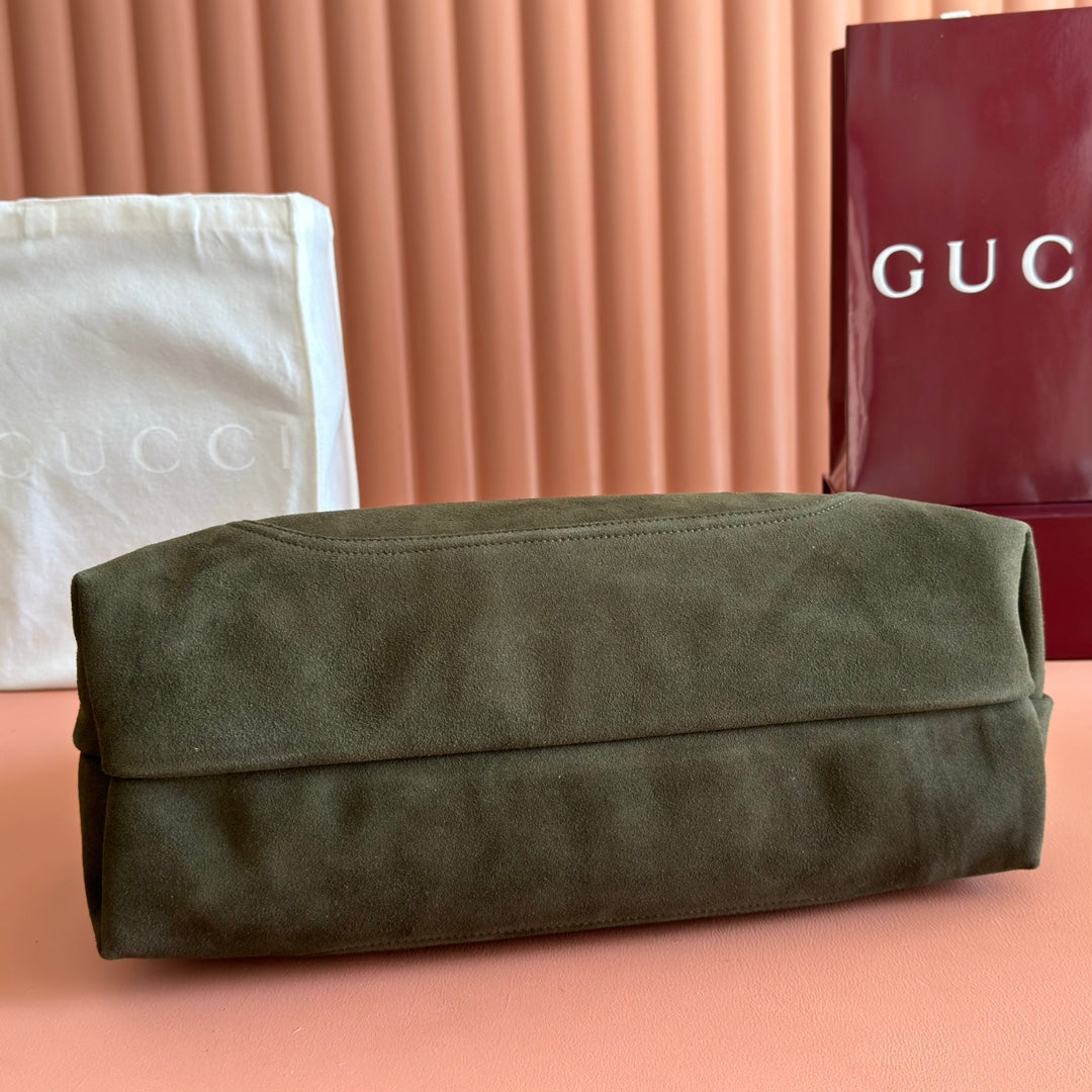 This Gucci Softbit series shoulder bag seamlessly integrates the brand's classic equestrian style with a large half-horse buckle design. This large shoulder bag comes with a detachable clutch bag