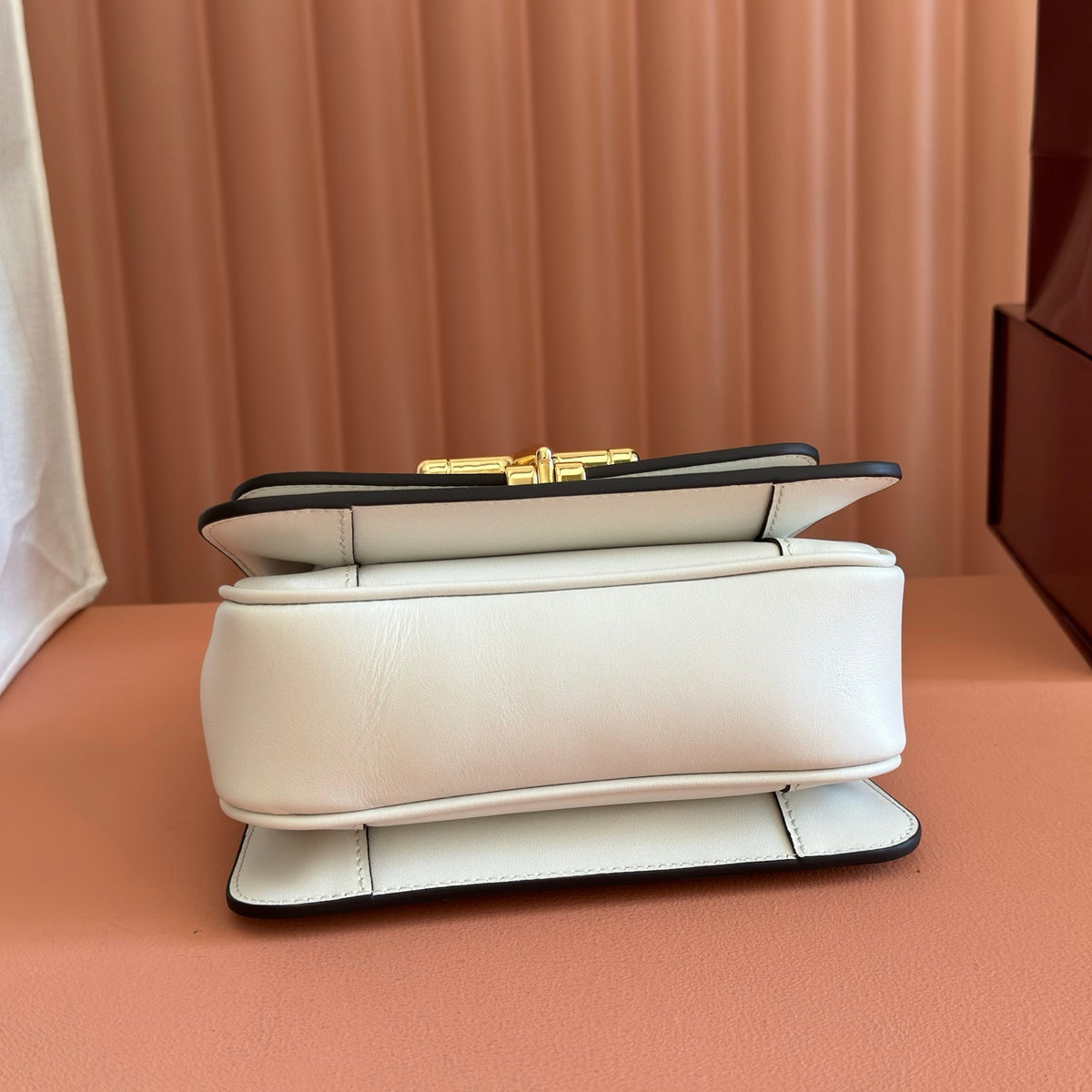 Complete packaging configuration: Gucci Siena series revitalizes the brand's classic horseclip elements to create a charming handbag item. This handbag is made of fine smooth leather and crafted with ingenuity to create a crisp shape that integrates the