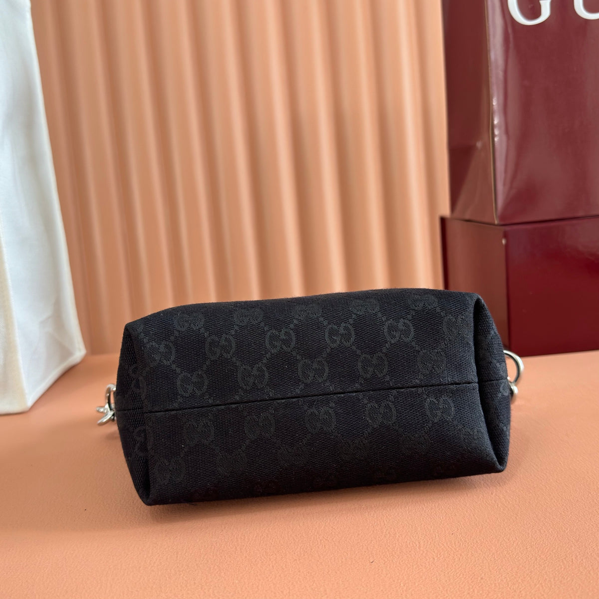 Equipped with a complete set of packaging, the 2026 Spring/Summer collection is newly launched. The Brera series is named after Milan's historic art district, blending casual elegance and versatile practicality. This handbag is made of soft leather and
