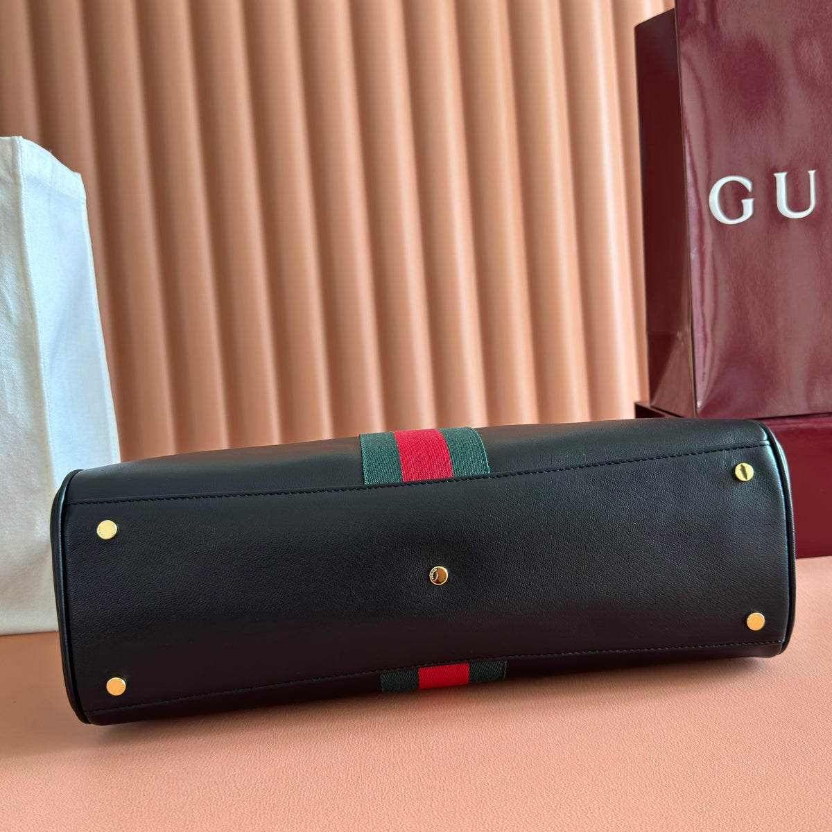 Original leather configuration with complete packaging for the 2026 spring/summer collection. The Gucci Borsetto collection is newly launched, cleverly combining the Italian word "borsa handbag" and the word "morsetto clasp". This handbag is made of