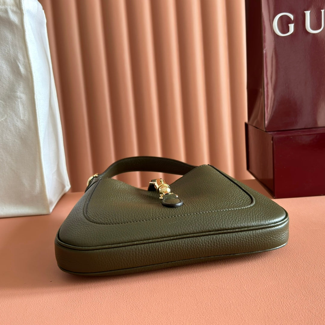 The packaging of this new Jackie series shoulder bag from Gujia is meticulously crafted with high-quality leather, showcasing the exquisite craftsmanship of the brand's classic shoulder bag. The crescent shaped and fashionable design features a light
