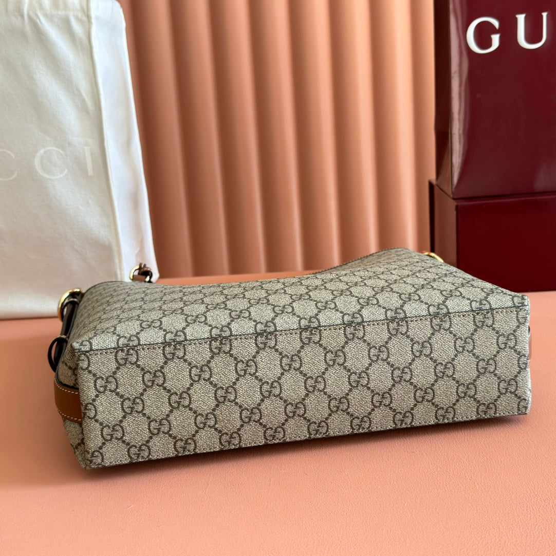 Equipped with a complete set of original packaging, the GG Emblem series reinterprets the brand's timeless elegance and exquisite craftsmanship. This water bucket bag features a woven cotton lining and an internal compartment for outstanding practicality