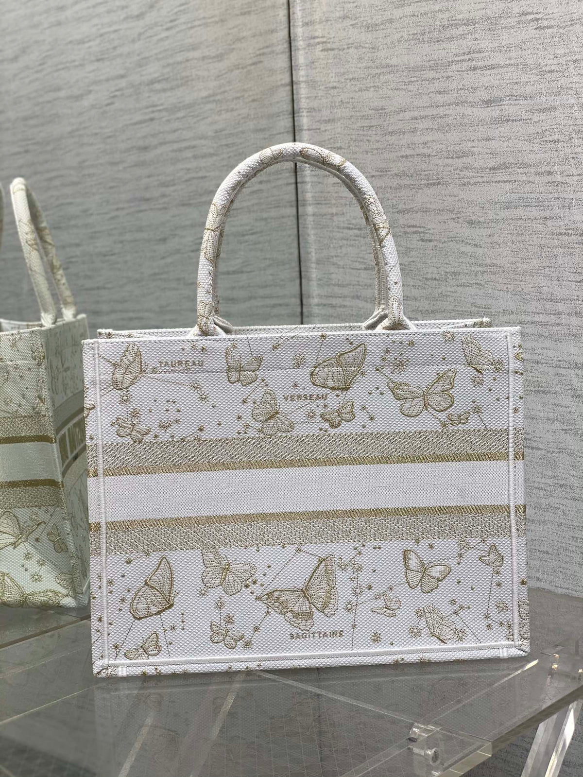 Tote's latest white gold butterfly series is elegant and grand, with glowing artworks displayed alone. The unique pixel style and exquisite yet cute embroidery make the entire bag very eye-catching. The large capacity design and concave shaped artifact