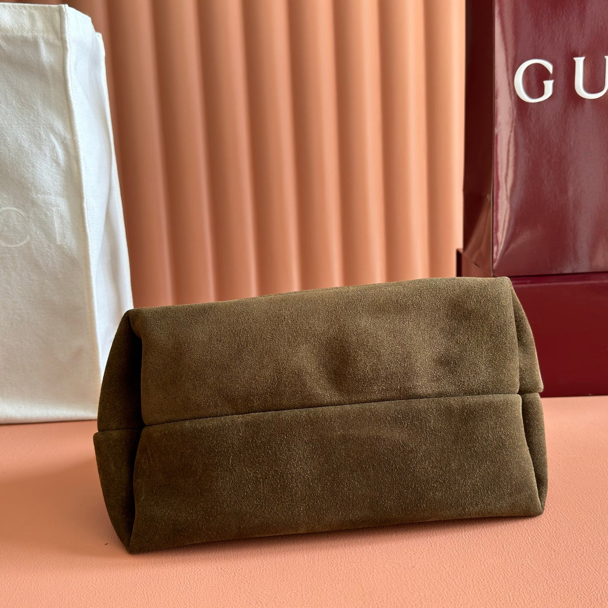Equipped with a complete set of packaging, this Gucci Softbit series shoulder is ingeniously integrated with a large semi horseneck buckle design, a brand classic equestrian style accessory