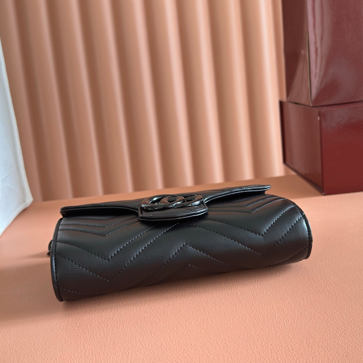 "Sheepskin 'Complete with Original Packaging' brand signature Marmont series, crafted from soft sheepskin leather, creates a unique silhouette. Styling accessories are paired with enamel finishes in the same tone, enhancing the overall design."