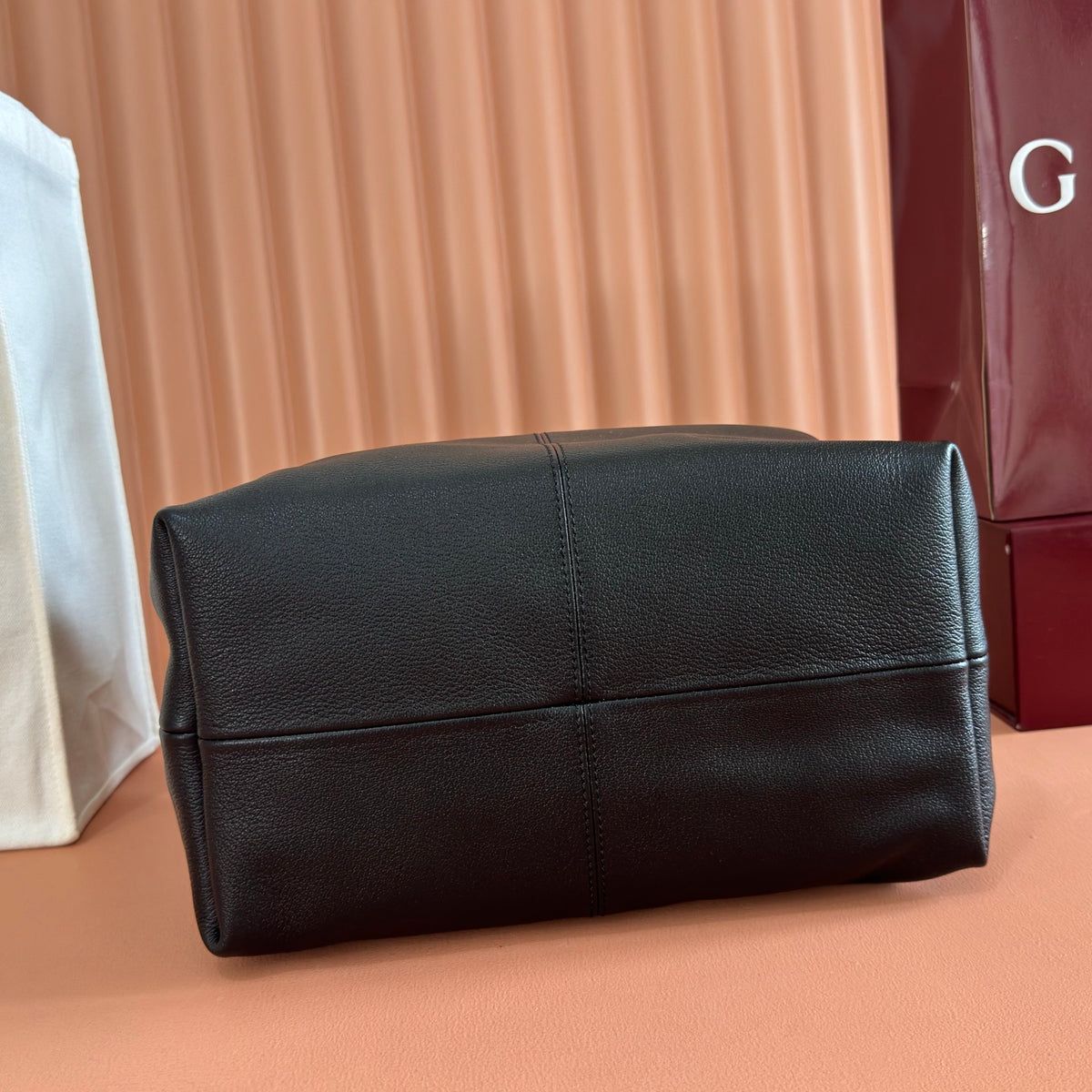 Equipped with a complete set of packaging, the 2026 Spring/Summer collection is newly launched. The Brera collection is named after Milan's historic art district, blending casual elegance and versatile practicality. This handbag is made of lightweight
