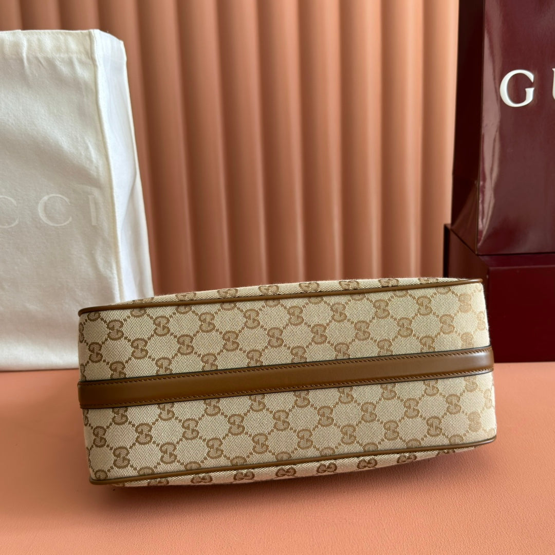 The original factory configuration, fully packaged, presents the Gucci Half Horsebit series in a modern style, reinterpreting one of the brand's most iconic elements. This series cleverly blends casual silhouettes with the iconic half-horsebit buckle