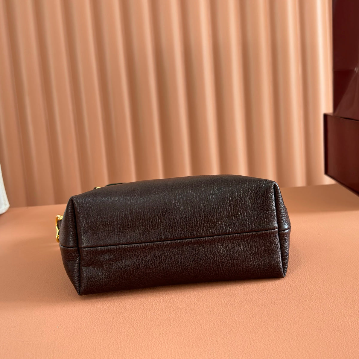 Equipped with a complete set of packaging, the 2026 Spring/Summer collection is newly launched. The Brera series is named after Milan's historic art district, blending casual elegance and versatile practicality. This handbag is made of soft leather and
