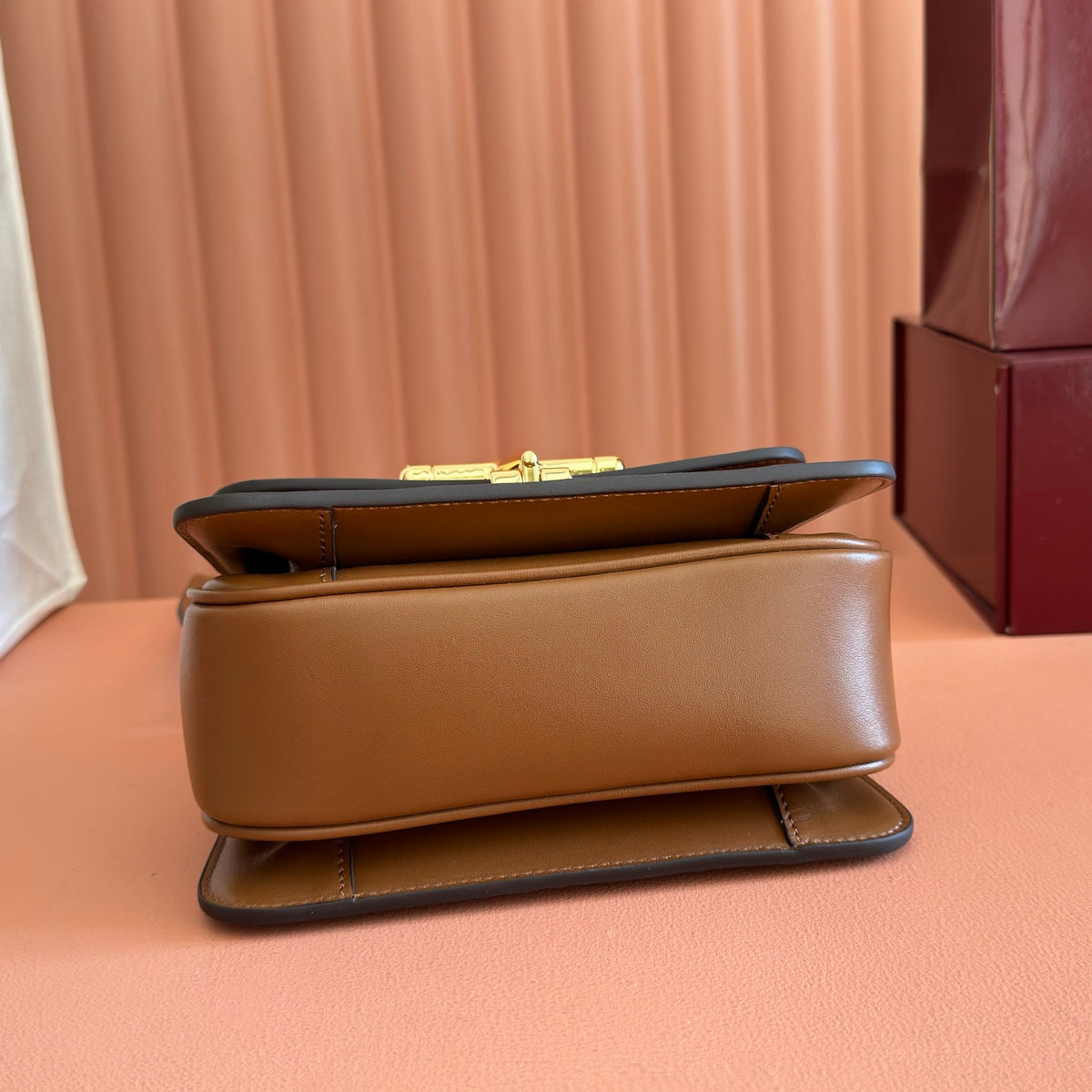 Complete packaging configuration: Gucci Siena series revitalizes the brand's classic horseclip elements to create a charming handbag item. This handbag is made of fine smooth leather and crafted with ingenuity to create a crisp shape that integrates the