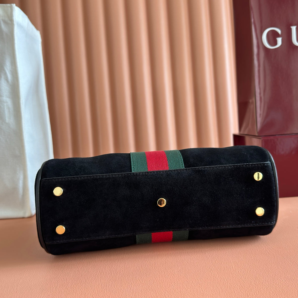 Comes with original factory packaging and a full set of accessories. This small handbag reinterprets the classic silhouette, featuring the brand's signature woven strap and canvas details, as well as soft materials. The dark brown leather edging paired