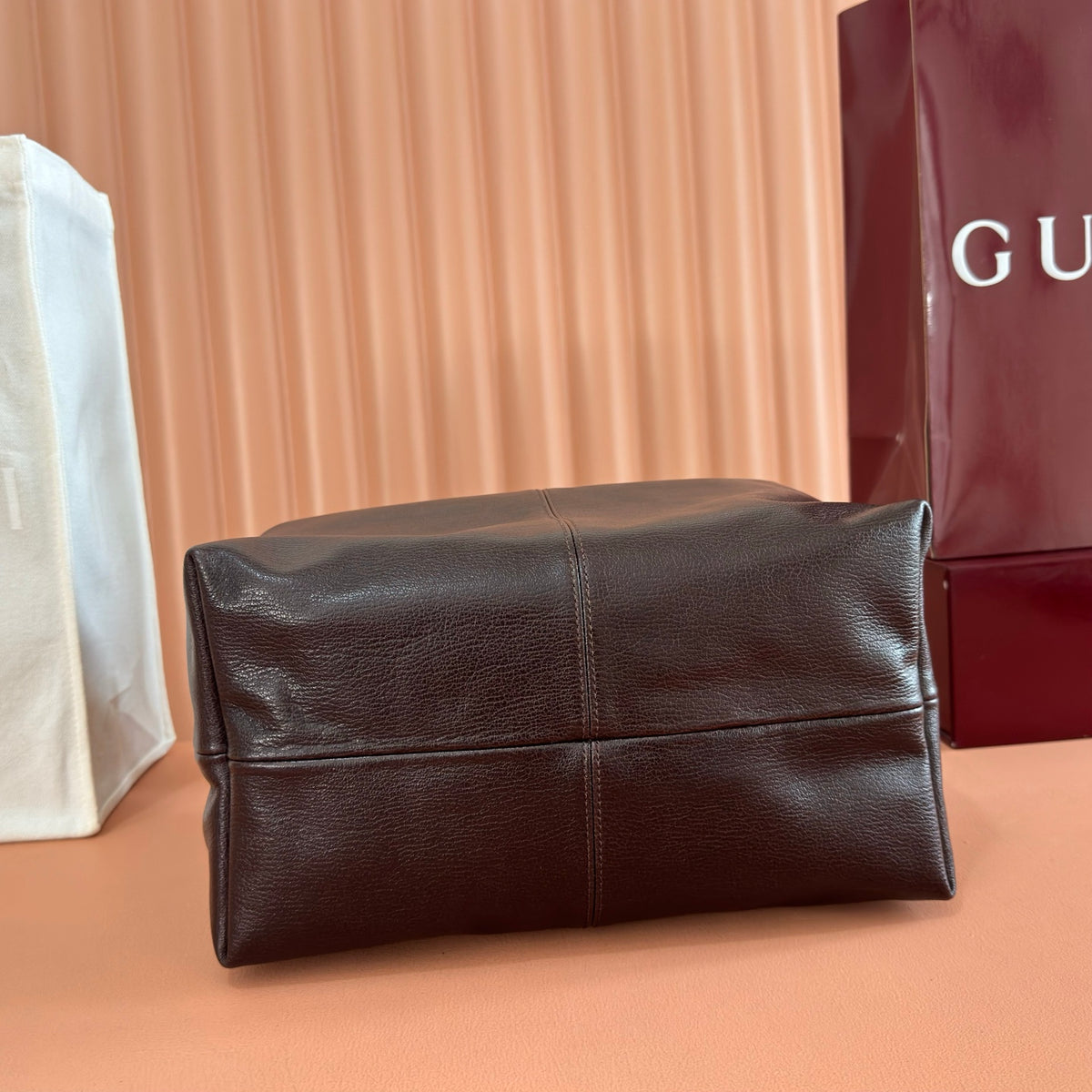 Equipped with a complete set of packaging, the 2026 Spring/Summer collection is newly launched. The Brera collection is named after Milan's historic art district, blending casual elegance and versatile practicality. This handbag is made of lightweight
