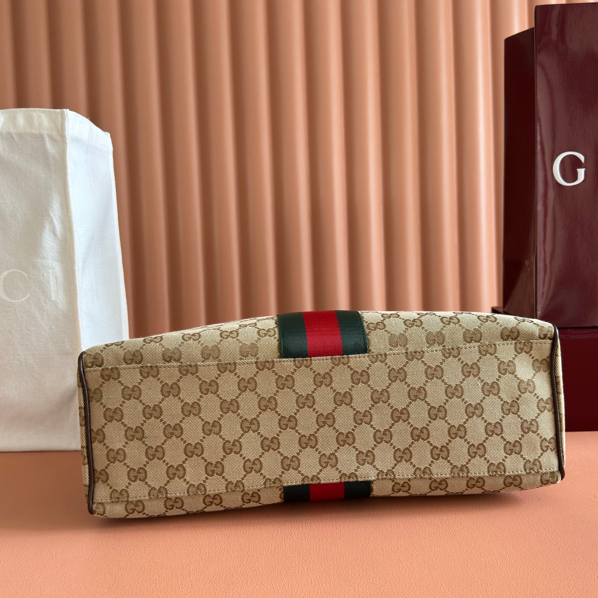 Original leather configuration with complete packaging for the 2026 spring/summer collection. The Gucci Borsetto collection is newly launched, cleverly combining the Italian word "borsa handbag" and the word "morsetto clasp". This handbag is made of