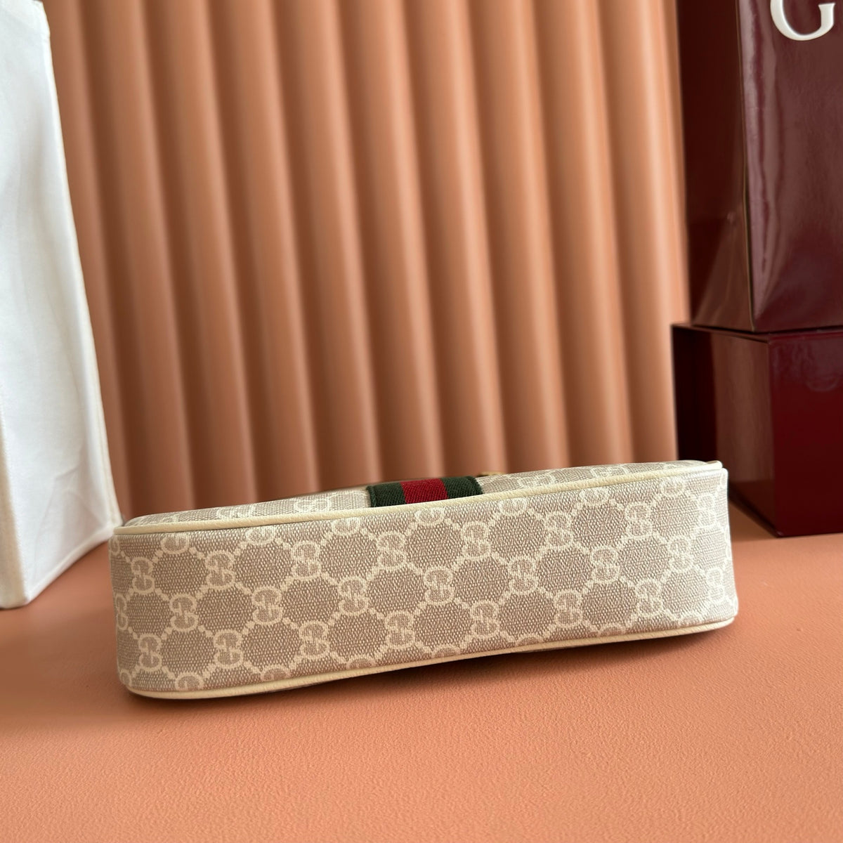 Equipped with a complete set of original packaging, the new Ophidia series presents a striking new silhouette and function. With the iconic beige and brown color scheme, it ingeniously interprets the innovative bag items with soft texture