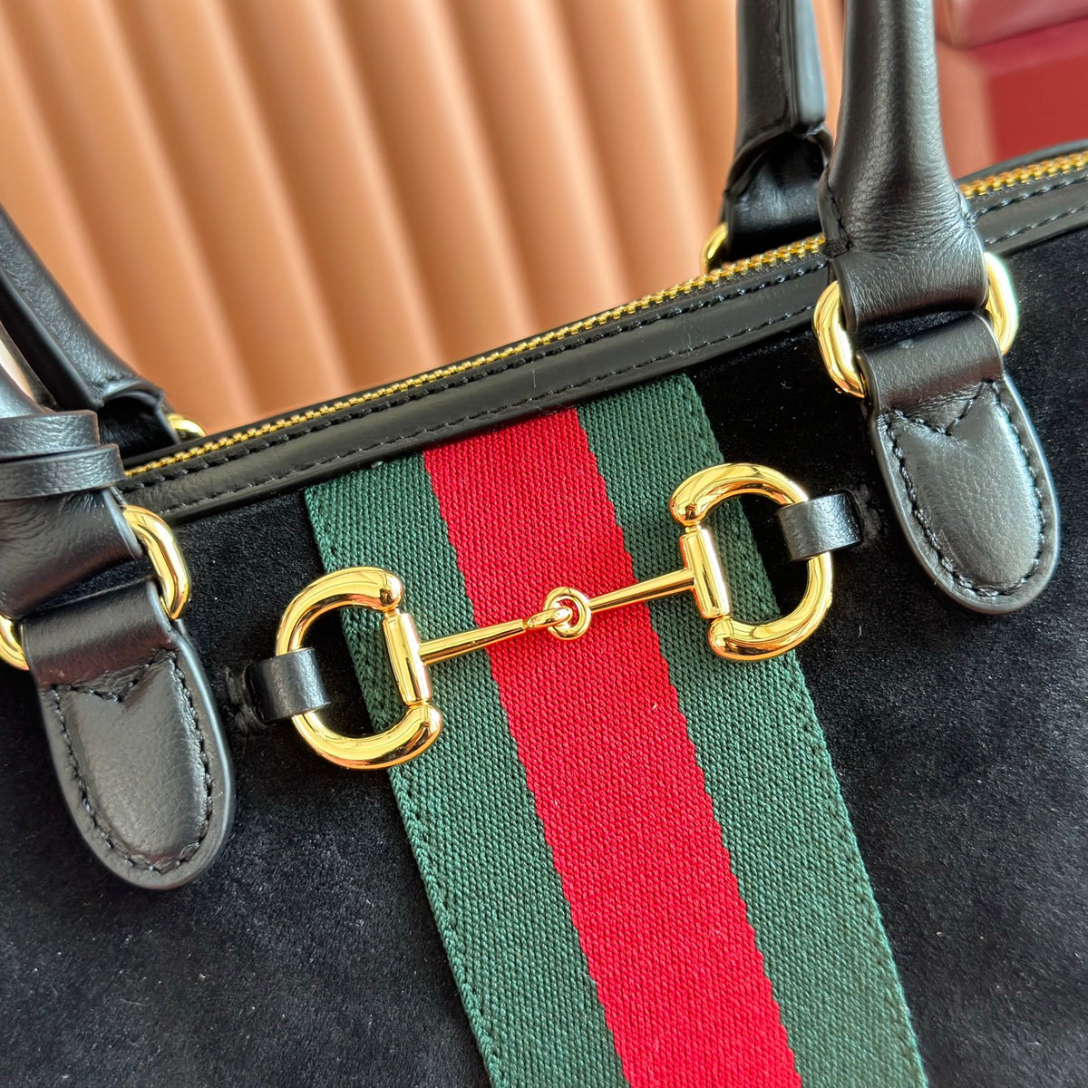 Comes with original factory packaging and a full set of accessories. This small handbag reinterprets the classic silhouette, featuring the brand's signature woven strap and canvas details, as well as soft materials. The dark brown leather edging paired