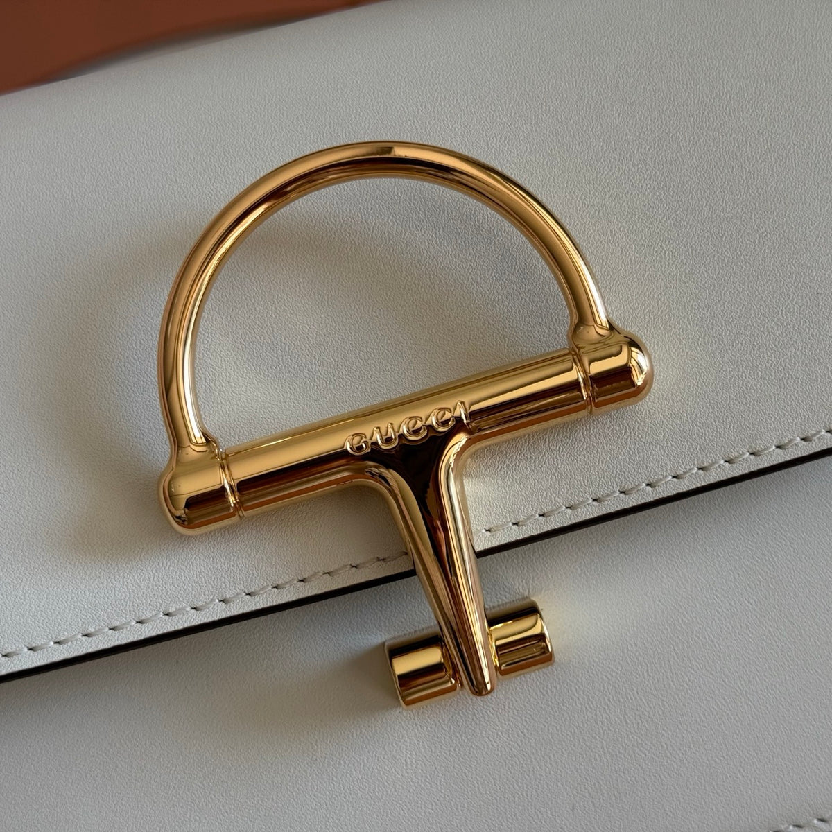 Complete packaging configuration: Gucci Siena series revitalizes the brand's classic horseclip elements to create a charming handbag item. This handbag is made of fine smooth leather and crafted with ingenuity to create a crisp shape that integrates the