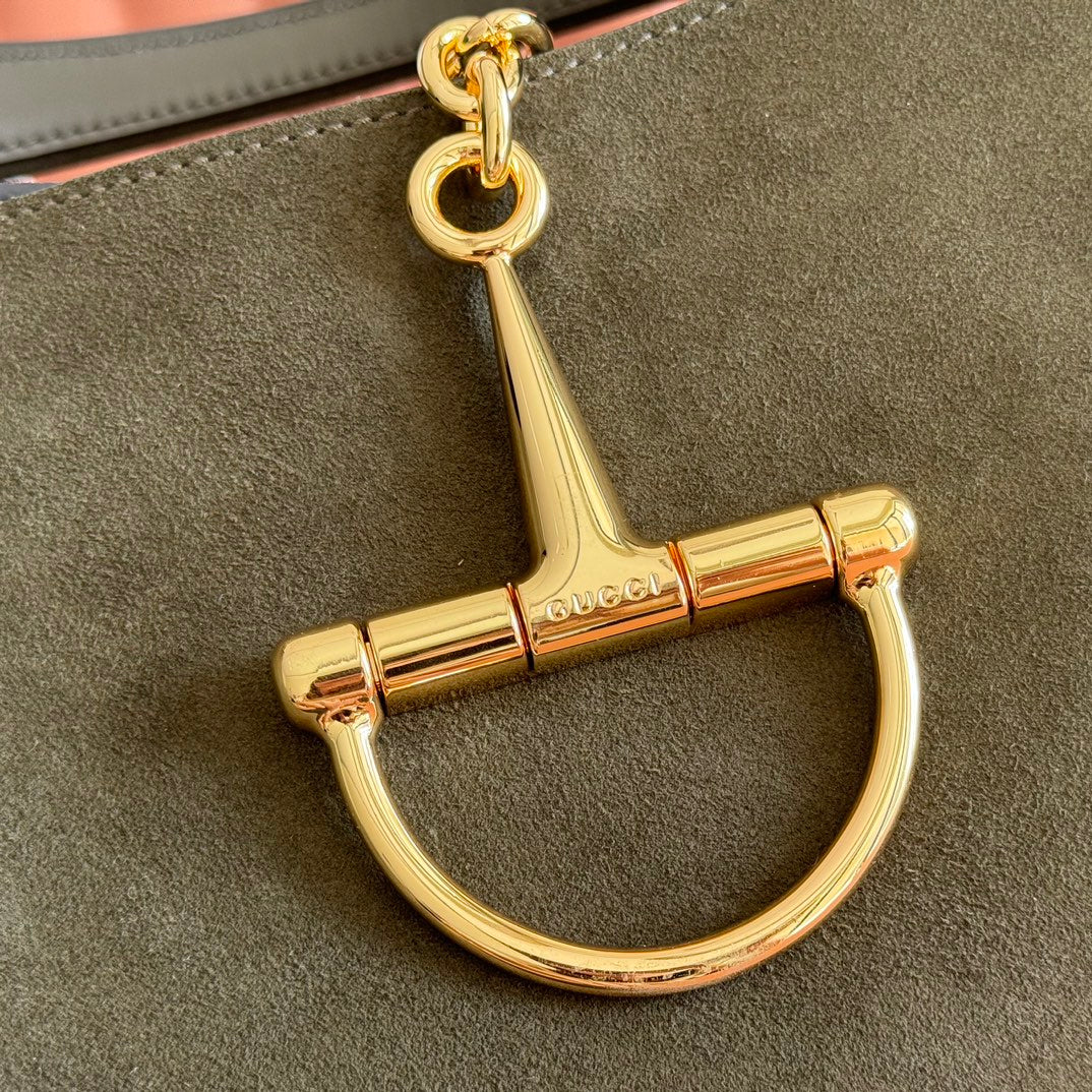 This Gucci Softbit series shoulder bag seamlessly integrates the brand's classic equestrian style with a large half-horse buckle design. This large shoulder bag comes with a detachable clutch bag