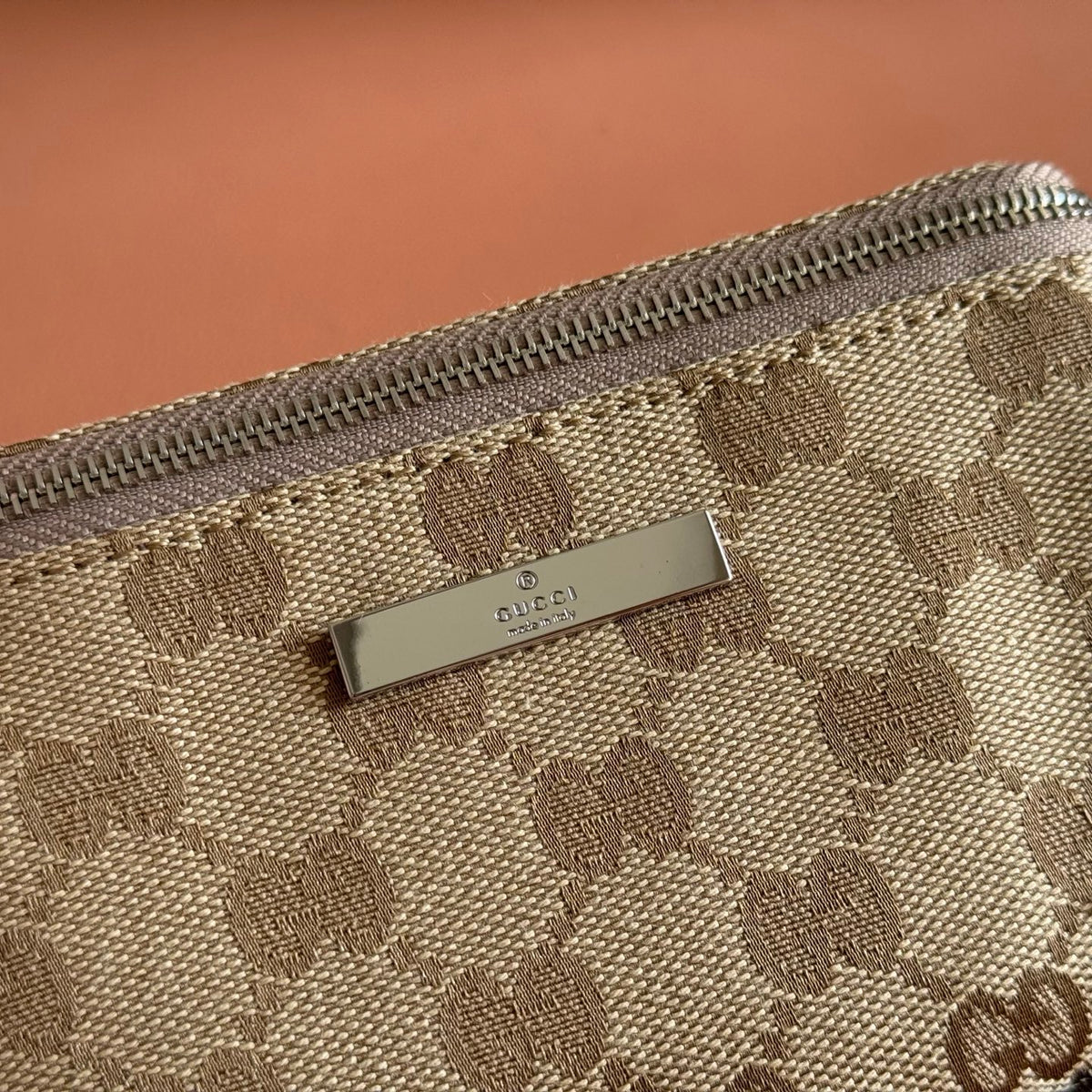 Original leather configuration with complete packaging. This item comes from the Gucci imavera series and Gucci Tag series. The design is synchronized with the city rhythm, color scheme, and compact shape, making this mini handbag a fashionable item for