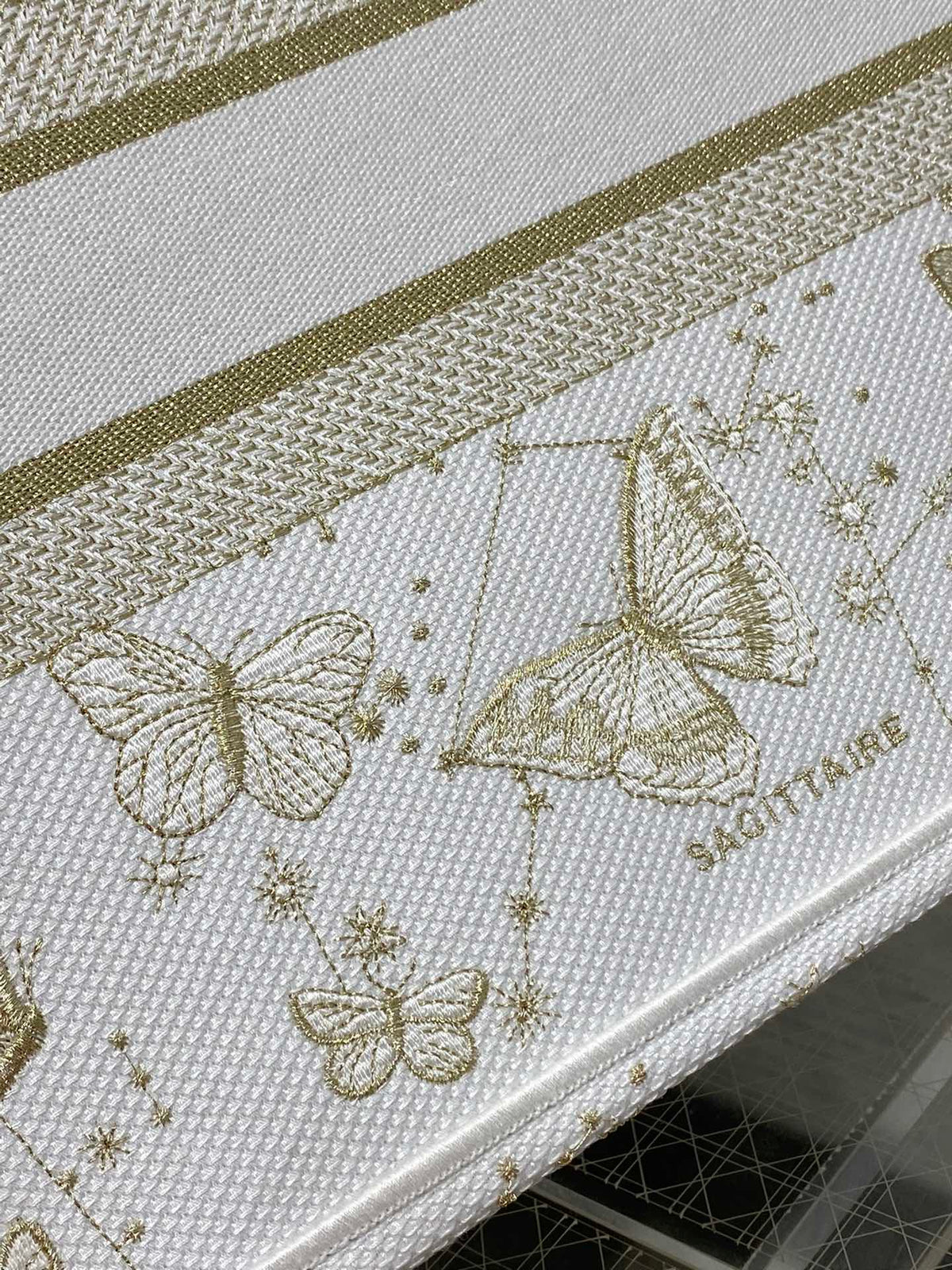 Tote's latest white gold butterfly series is elegant and grand, with glowing artworks displayed alone. The unique pixel style and exquisite yet cute embroidery make the entire bag very eye-catching. The large capacity design and concave shaped artifact