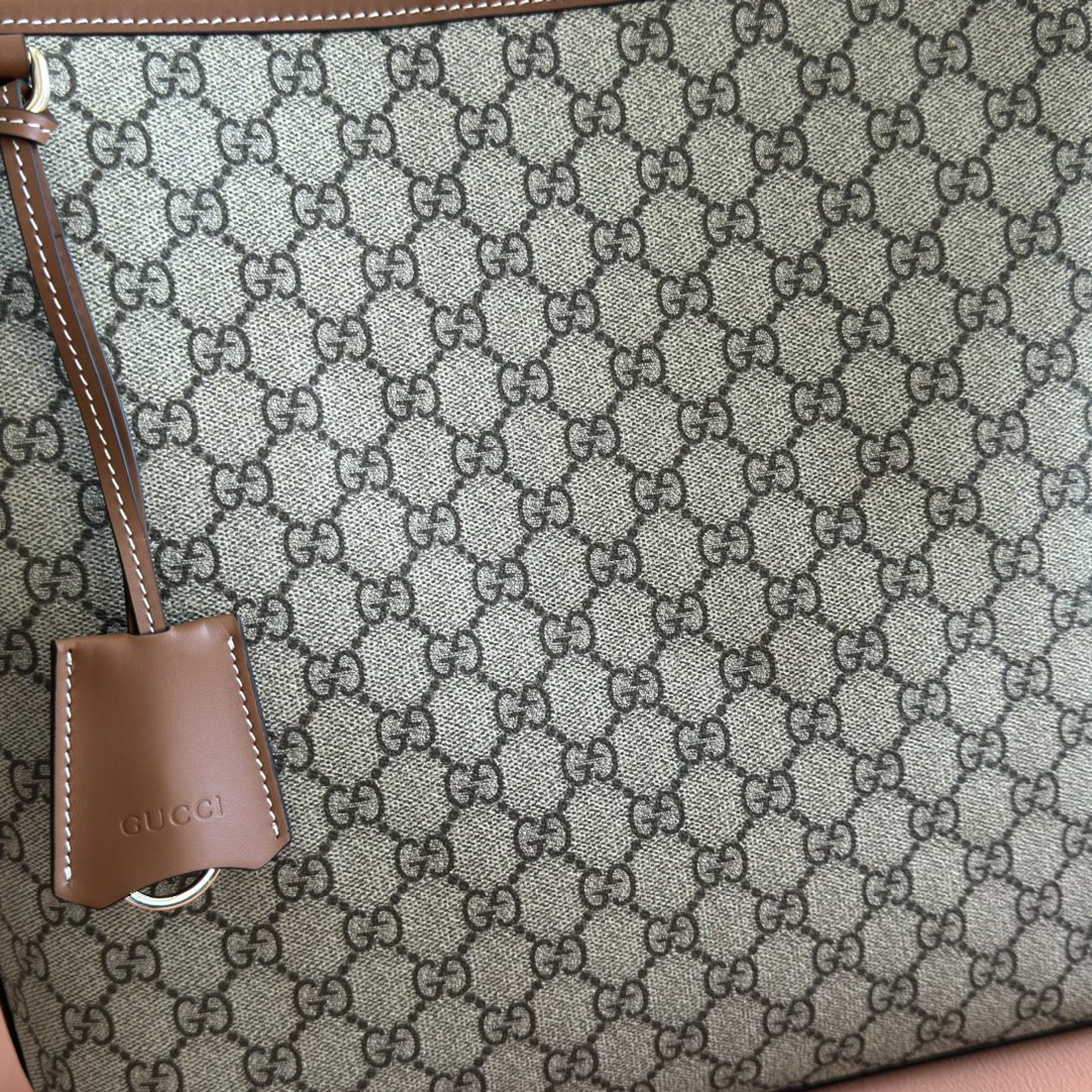 Equipped with a complete set of original packaging, the GG Emblem series reinterprets the brand's timeless elegance and exquisite craftsmanship. This water bucket bag features a woven cotton lining and an internal compartment for outstanding practicality