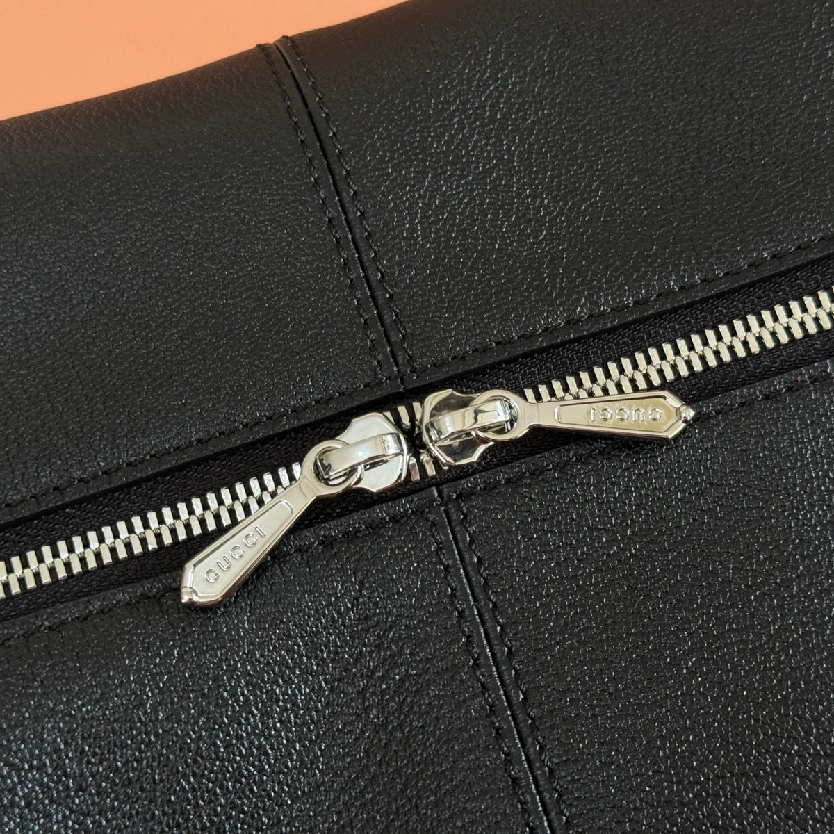 Equipped with a complete set of packaging, the 2026 Spring/Summer collection is newly launched. The Brera collection is named after Milan's historic art district, blending casual elegance and versatile practicality. This handbag is made of lightweight