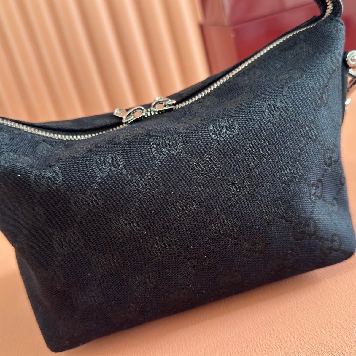 Equipped with a complete set of packaging, the 2026 Spring/Summer collection is newly launched. The Brera series is named after Milan's historic art district, blending casual elegance and versatile practicality. This handbag is made of soft leather and