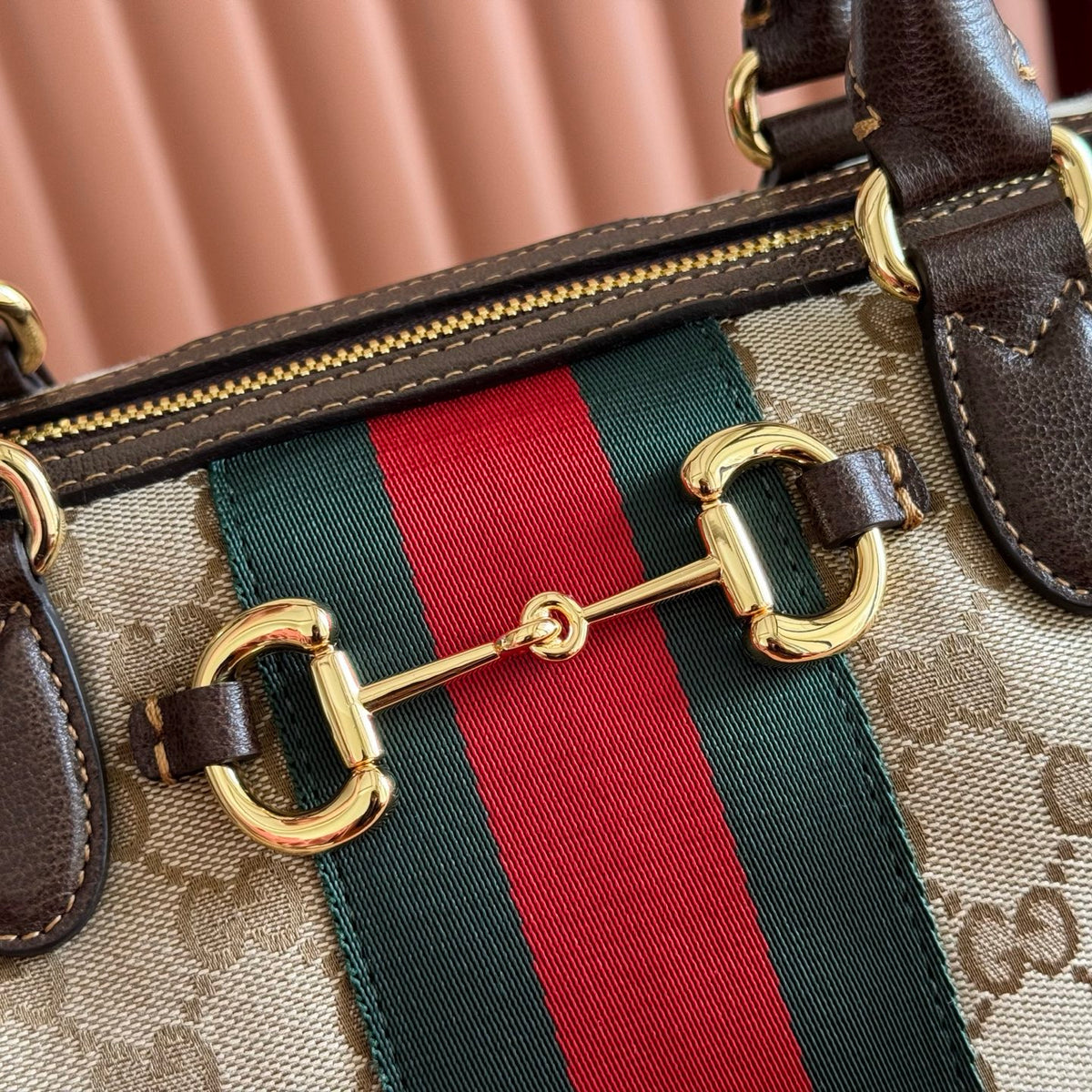 Original leather configuration with complete packaging for the 2026 spring/summer collection. The Gucci Borsetto collection is newly launched, cleverly combining the Italian word "borsa handbag" and the word "morsetto clasp". This handbag is made of