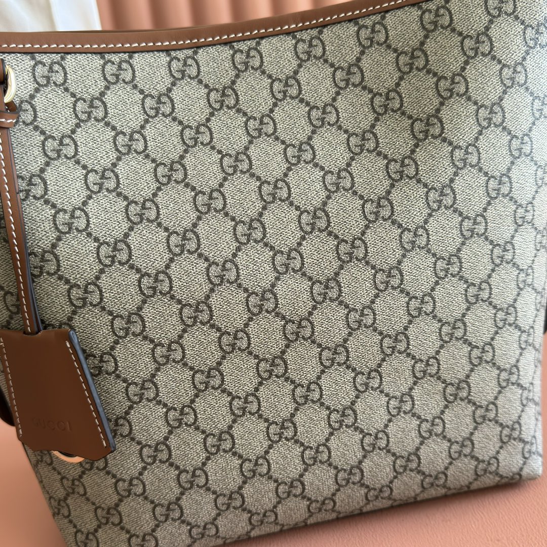 Comes with a full set of original packaging, the GG Emblem series redefines the brand's timeless elegance and exquisite craftsmanship. This shoulder bag features a signature GG monogram pattern on coated fabric, paired with a woven strap and cotton lining