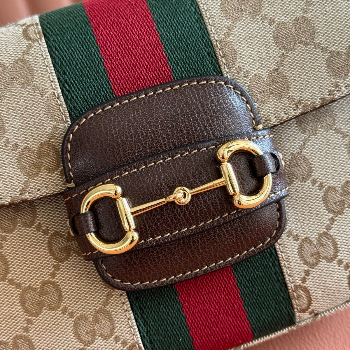 Comes with a full set of original packaging, the Gucci Horsebit 1955 series handbag from the 2026 Spring/Summer collection is newly launched. It interprets with a soft and smooth silhouette. The bag body is crafted from lightweight and crisp GG canvas