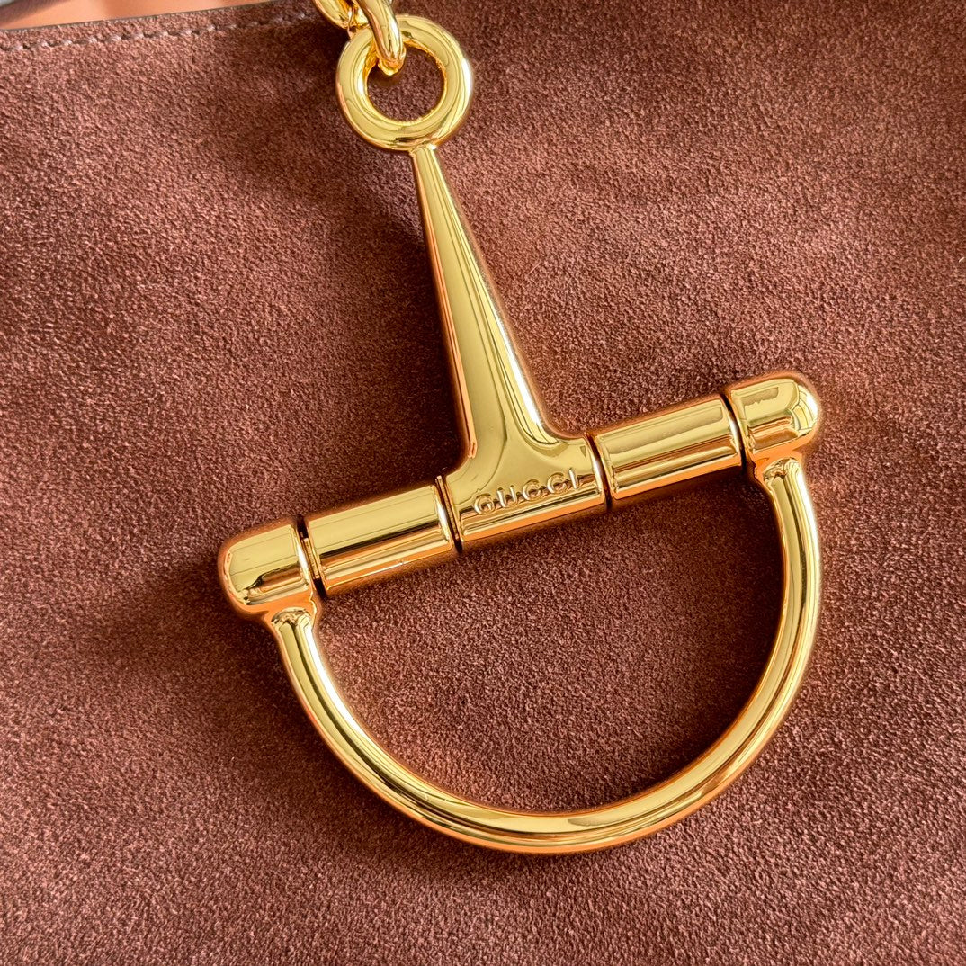 This Gucci Softbit series shoulder bag seamlessly integrates the brand's classic equestrian style with a large half-horse buckle design. This large shoulder bag comes with a detachable clutch bag