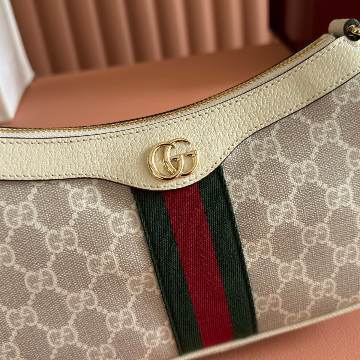 Equipped with a complete set of original packaging, the new Ophidia series presents a striking new silhouette and function. With the iconic beige and brown color scheme, it ingeniously interprets the innovative bag items with soft texture