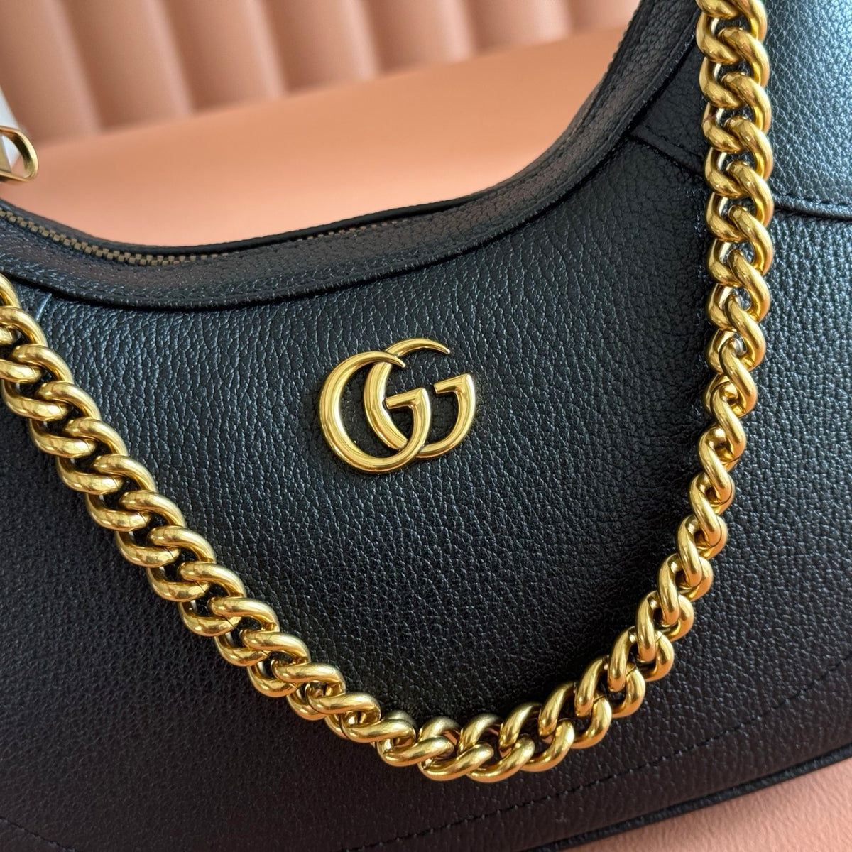 The Gucci Cosmogonie collection, featuring original leather and complete packaging, made its debut at the historic Monte Castle in Italy. Aesthetic elements from different eras and geographical locations complemented each other on the runway, connecting
