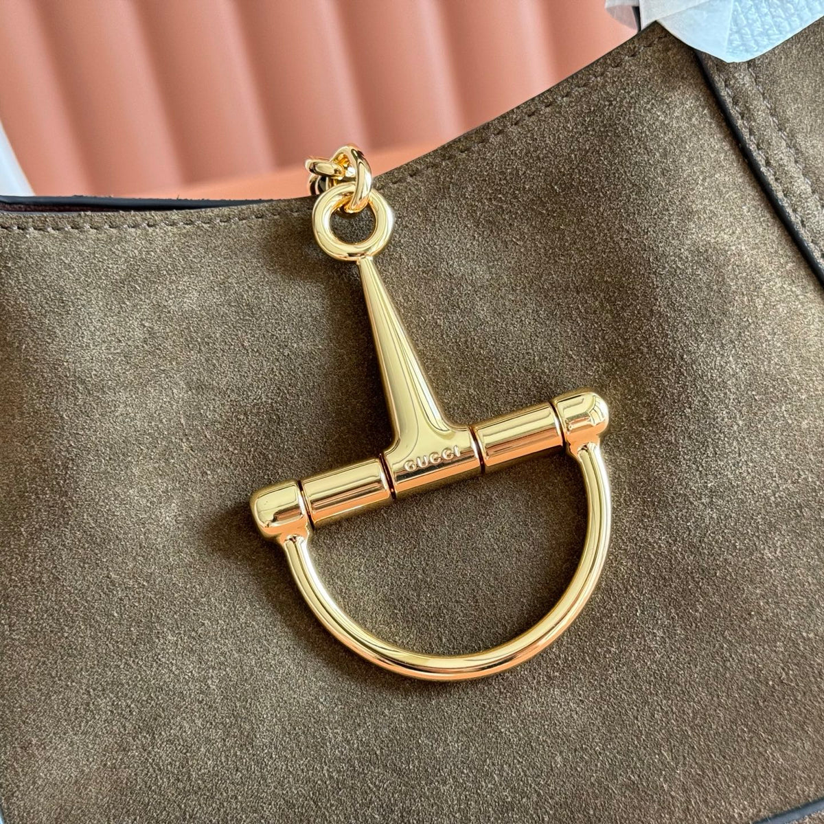 Equipped with a complete set of packaging, this Gucci Softbit series shoulder is ingeniously integrated with a large semi horseneck buckle design, a brand classic equestrian style accessory
