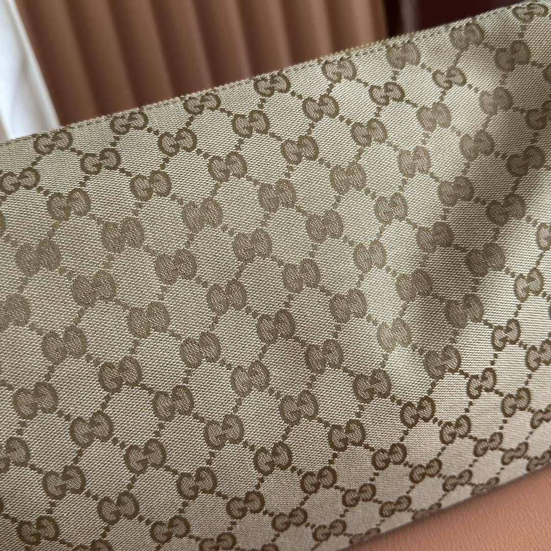 Fully packaged and presented in original condition, the Gucci Half Horsebit series reinterprets one of the brand's most iconic elements in a modern style. This series cleverly blends casual silhouettes with the iconic half-horsebit buckle accessory, which