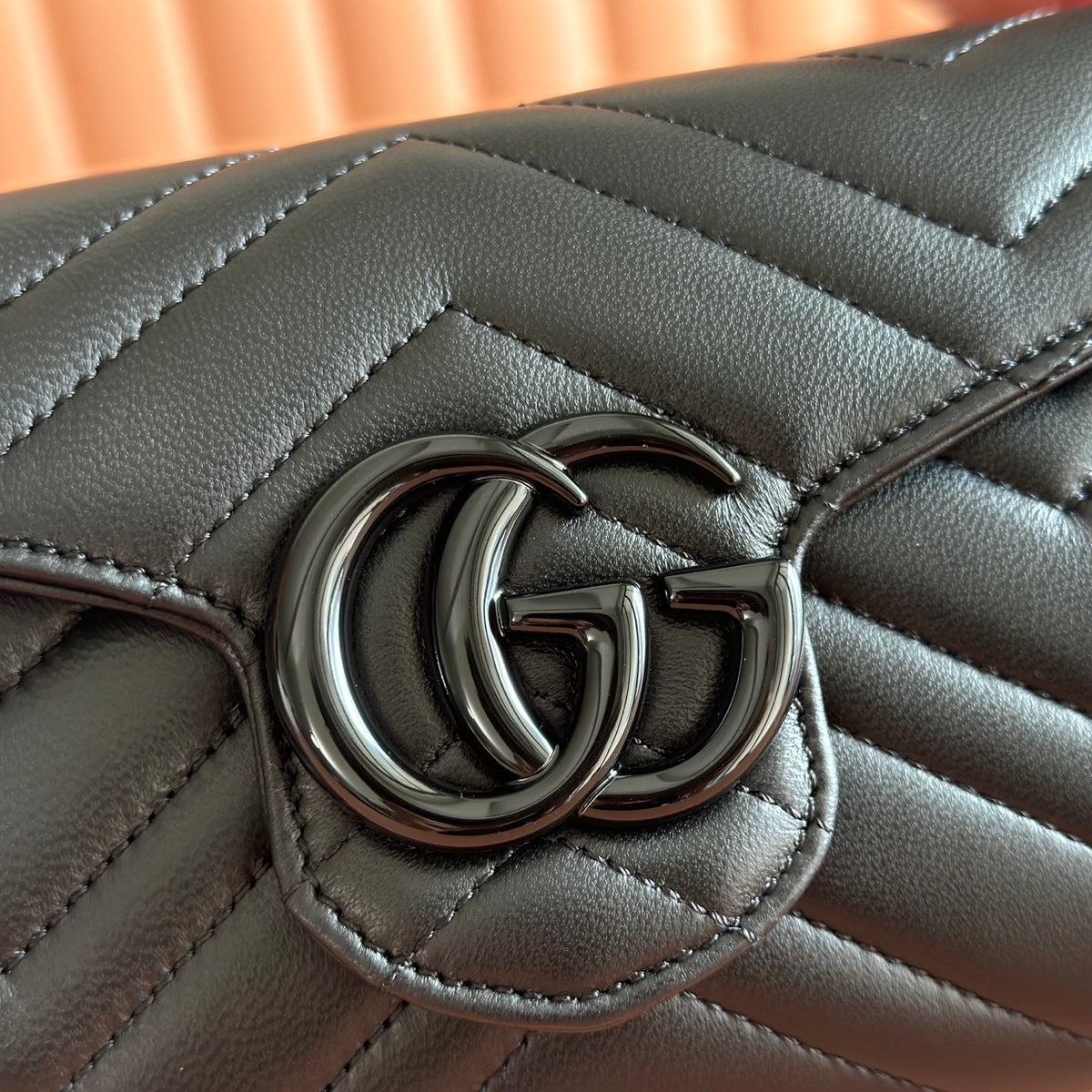 "Sheepskin 'Complete with Original Packaging' brand signature Marmont series, crafted from soft sheepskin leather, creates a unique silhouette. Styling accessories are paired with enamel finishes in the same tone, enhancing the overall design."