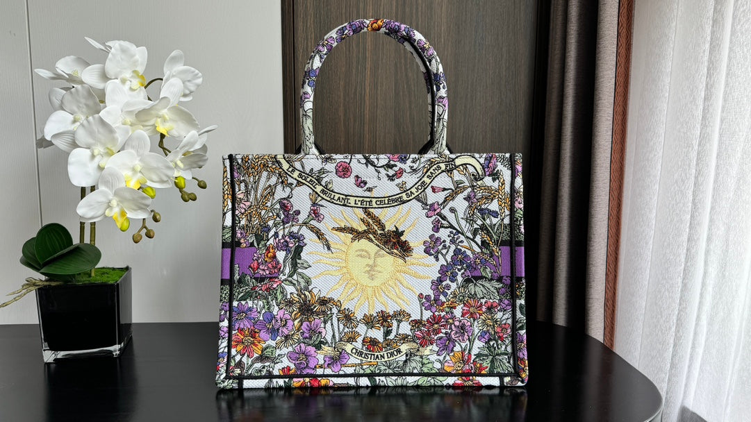 Di.or's latest four season collection of Tote features natural element embroidery that is elegant and grand. Placed separately, it is a glowing artwork with a unique pixel style. The exquisite and cute embroidery makes the entire bag very eye-catching