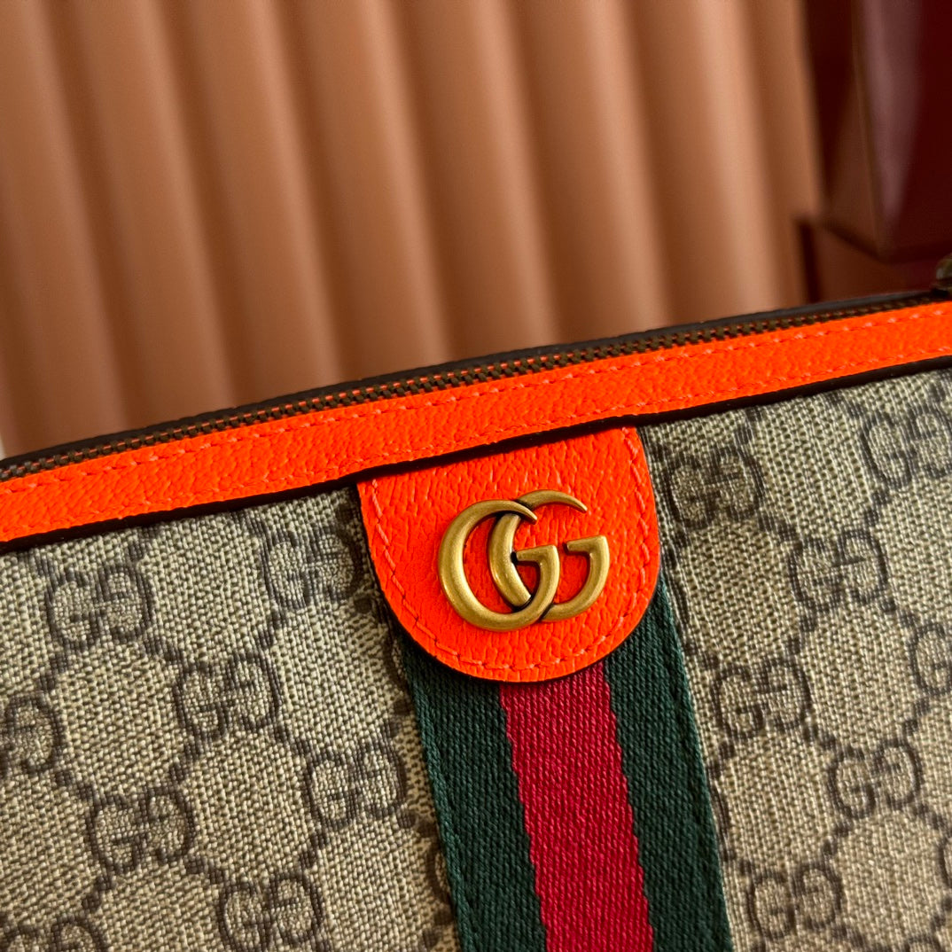 Original leather with full set of packaging, Ophidia series GG shoulder bag 9C2ST. This Ophidia series shoulder bag inherits the timeless design, crafted with traditional beige and ebony GG Supreme canvas materials inspired by vintage designs from the