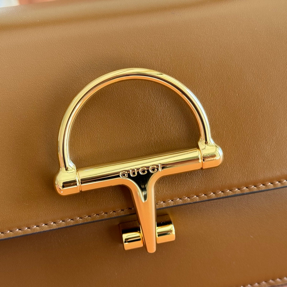 Complete packaging configuration: Gucci Siena series revitalizes the brand's classic horseclip elements to create a charming handbag item. This handbag is made of fine smooth leather and crafted with ingenuity to create a crisp shape that integrates the