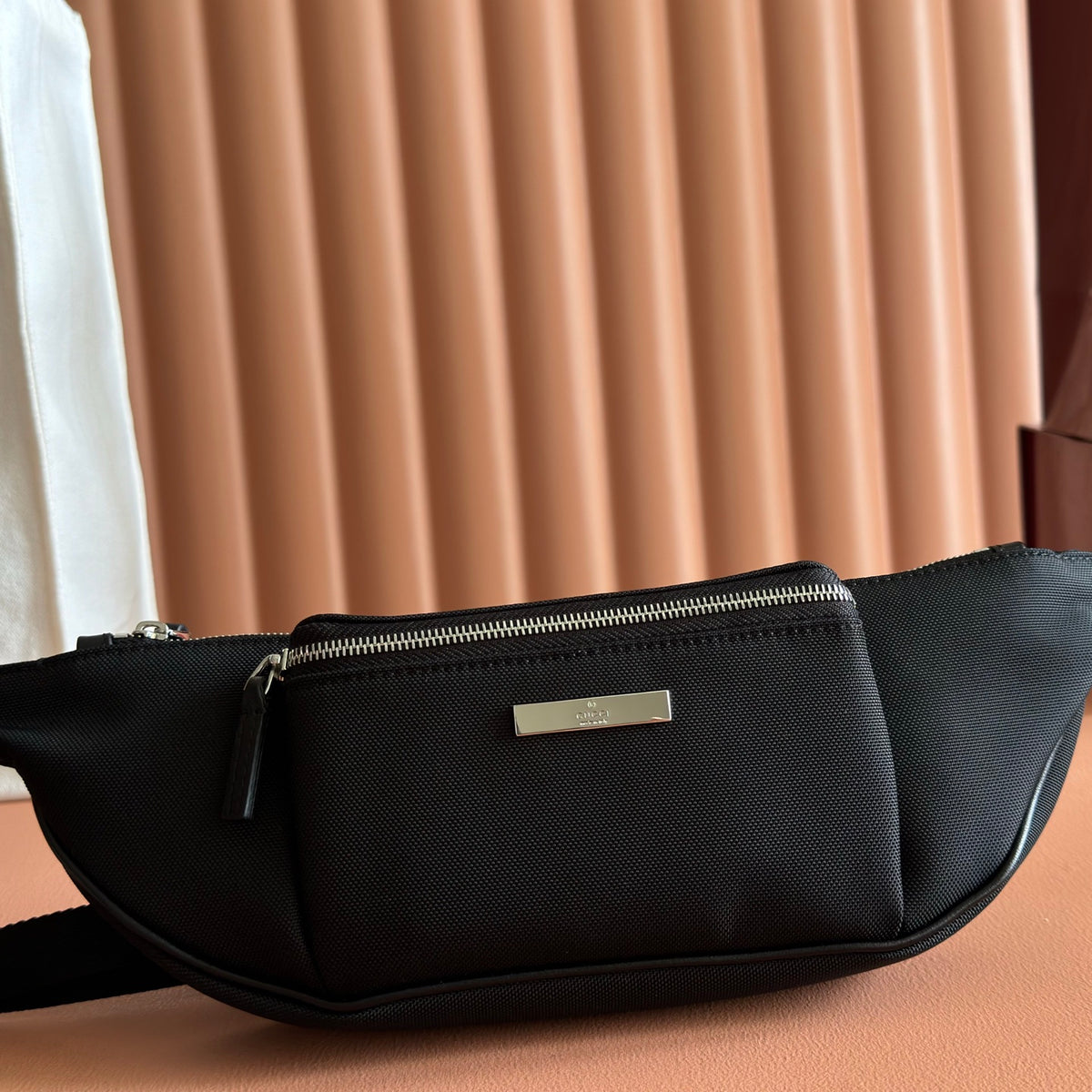 Original leather configuration with complete packaging. This item comes from the Gucci imavera series and Gucci Tag series. The design is synchronized with the city rhythm, color scheme, and compact shape, making this mini handbag a fashionable item for