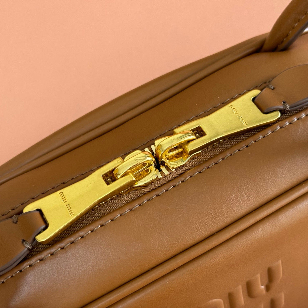 Premium hardware original leather Beau cowhide leather handbag, large size. Inspired by the classic bowling bag design, the Beau handbag is reinterpreted in this soft leather version, featuring a structured volume and sleek lines, embodying exquisite